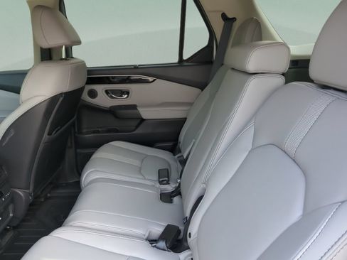 Used 2024 Honda Pilot Touring image 18