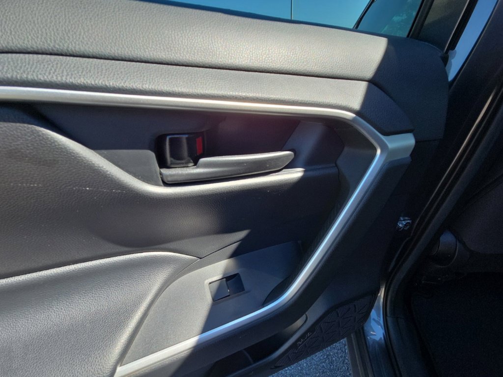 Used 2020 Toyota RAV4 LE FWD image 15