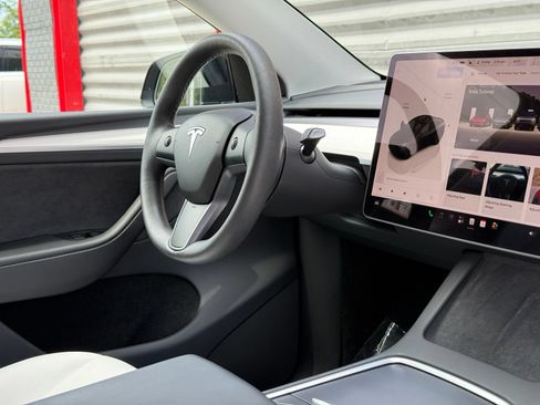 Used 2023 Tesla Model Y Long Range AWD/4WD image 27