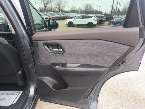 Used 2023 Nissan Rogue SV image 15