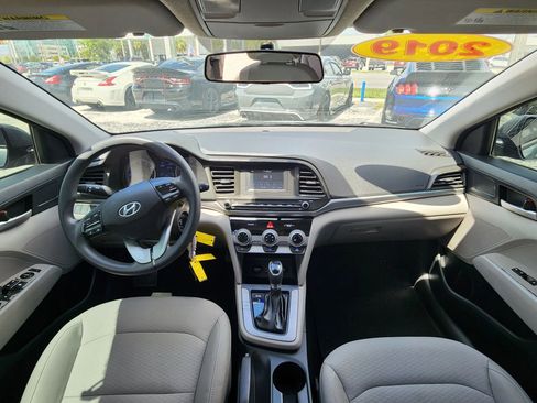 Used 2019 Hyundai Elantra SE image 14