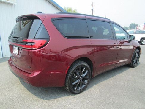 Used 2023 Chrysler Pacifica Touring-L w/ S Appearance Package AWD/4WD image 6