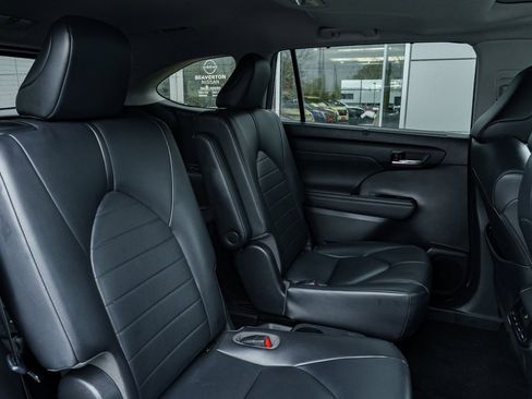 Used 2020 Toyota Highlander XLE image 24