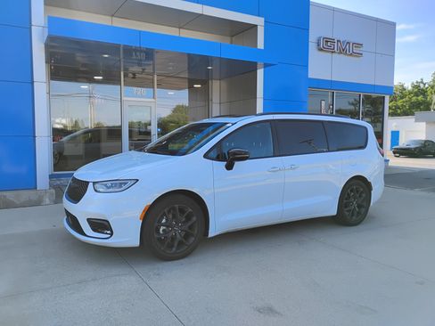Used 2025 Chrysler Pacifica Limited FWD image 12