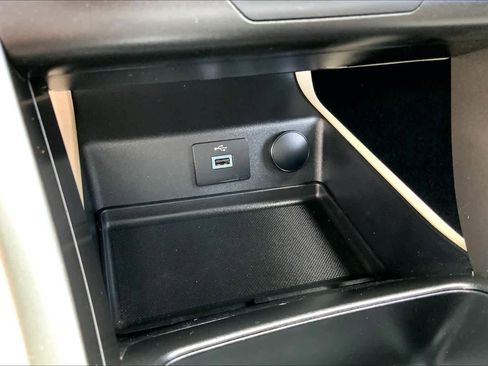 Used 2017 Ford Fusion SE FWD image 32