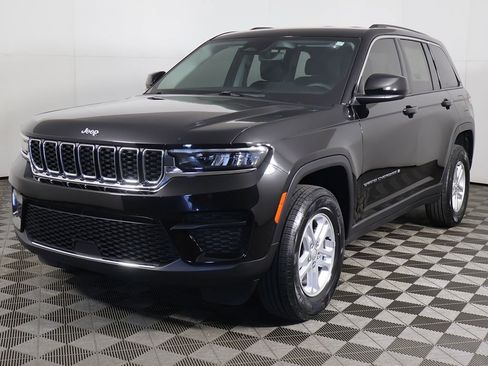 Used 2023 Jeep Grand Cherokee Laredo AWD/4WD image 6
