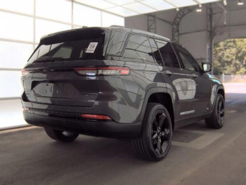 Used 2023 Jeep Grand Cherokee Altitude AWD/4WD image 3