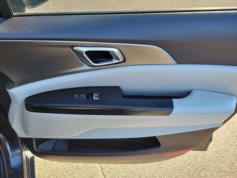 Used 2022 Kia Carnival LX image 10