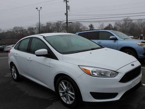 Used 2018 Ford Focus SE image 3