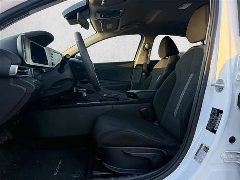 Certified 2025 Hyundai Elantra SE image 10