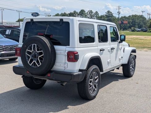 Used 2025 Jeep Wrangler Unlimited Sahara AWD/4WD image 3