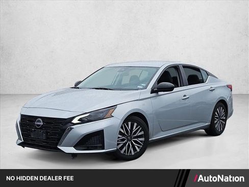Used 2024 Nissan Altima 2.5 SV FWD image 1