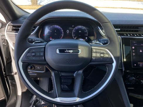 Used 2025 Jeep Grand Cherokee L Laredo image 26