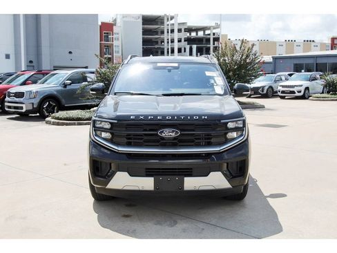 Used 2025 Ford Expedition Platinum AWD/4WD image 2