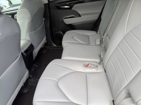 Used 2021 Toyota Highlander XLE AWD/4WD image 11