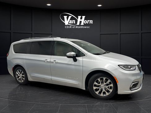 Used 2023 Chrysler Pacifica Pinnacle FWD image 1