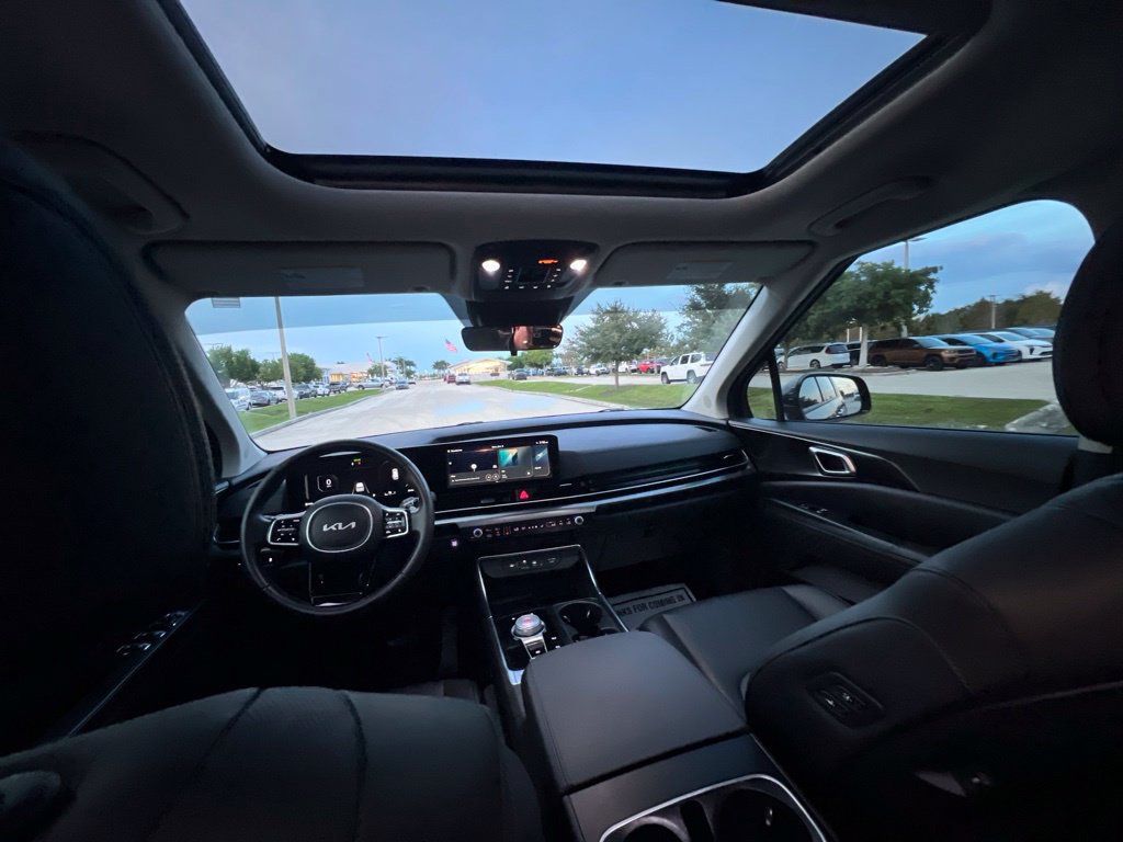 Used 2025 Kia Carnival SX w/ SX Dark Edition Package FWD image 24