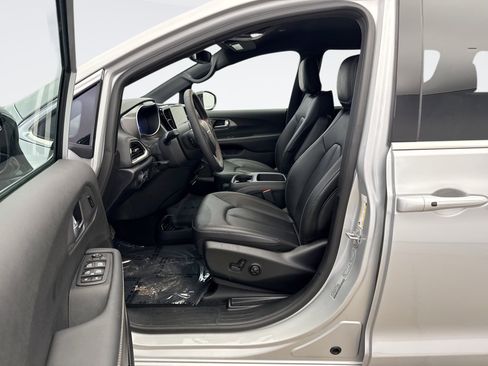 Used 2026 Chrysler Pacifica Select image 10