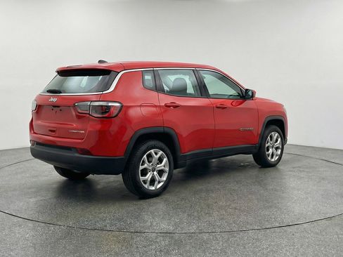 Used 2025 Jeep Compass Latitude image 9