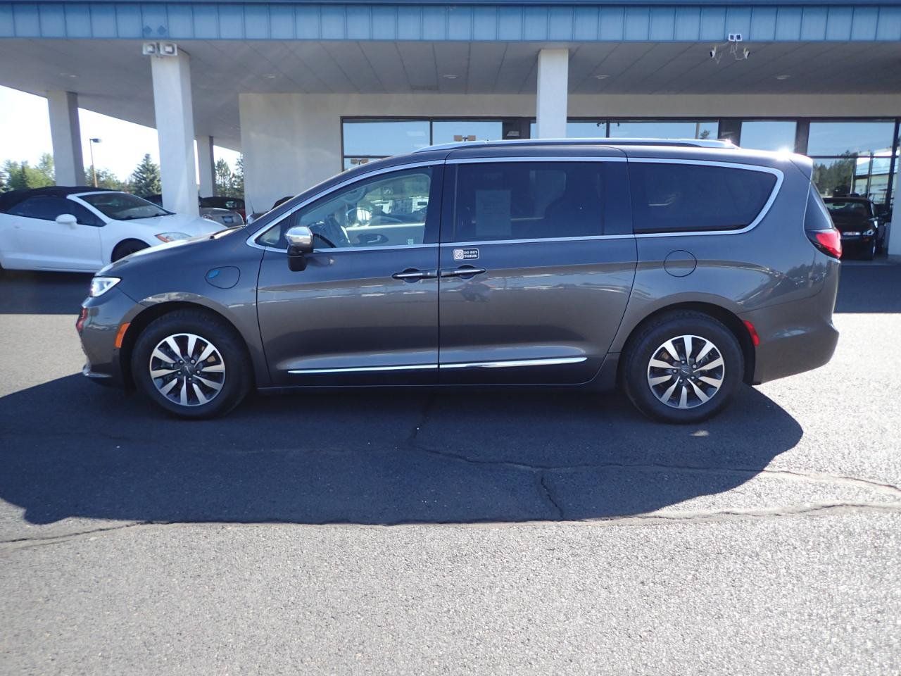 Used 2021 Chrysler Pacifica Limited w/ Premium & Safety Sphere Group FWD image 2