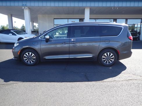 Used 2021 Chrysler Pacifica Limited w/ Premium & Safety Sphere Group FWD image 2