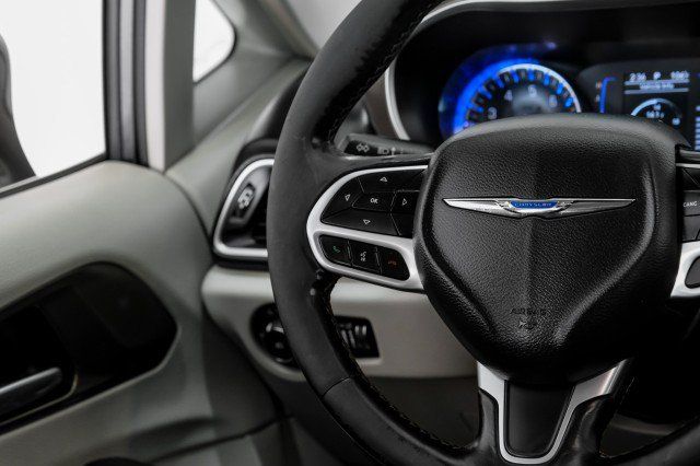 Used 2019 Chrysler Pacifica Touring-L FWD image 15