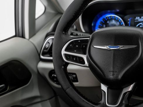 Used 2019 Chrysler Pacifica Touring-L FWD image 15