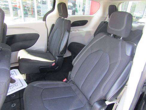 Used 2022 Chrysler Voyager LX image 11