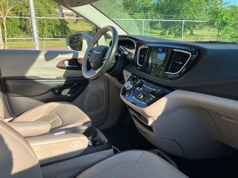 Used 2020 Chrysler Pacifica Limited FWD image 14