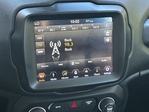 Used 2018 Jeep Renegade Altitude w/ UConnect 8.4 Nav Group AWD/4WD image 18