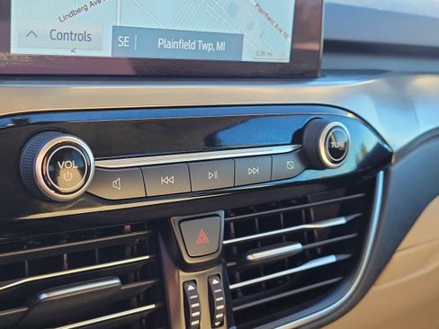 Certified 2022 Ford Escape Titanium image 29