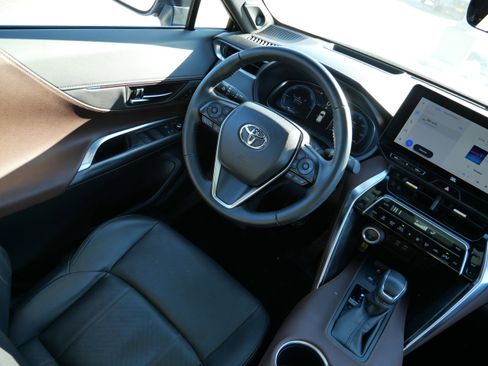 Used 2024 Toyota Venza Limited image 10
