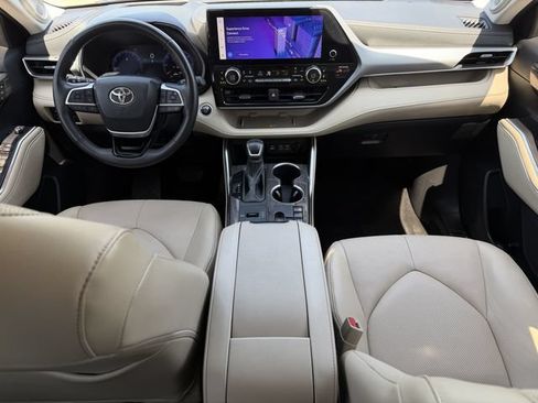 Used 2024 Toyota Highlander Platinum FWD image 11