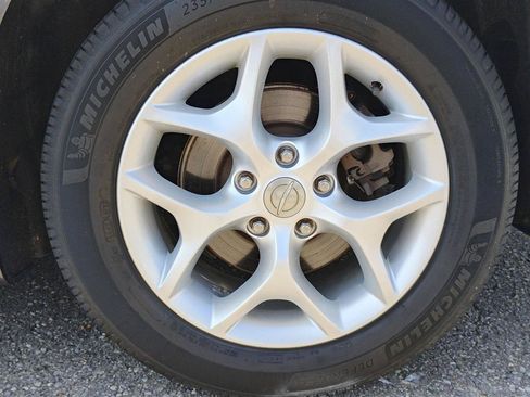 Used 2017 Chrysler Pacifica Touring-L w/ Tire & Wheel Group FWD image 9