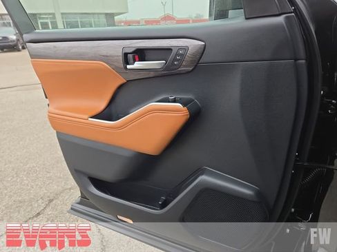 New 2026 Toyota Highlander Platinum image 19