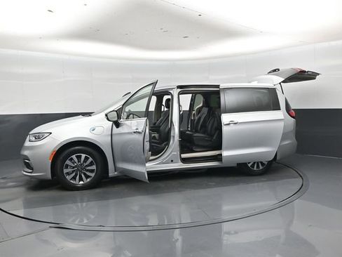 Used 2024 Chrysler Pacifica Limited FWD image 51