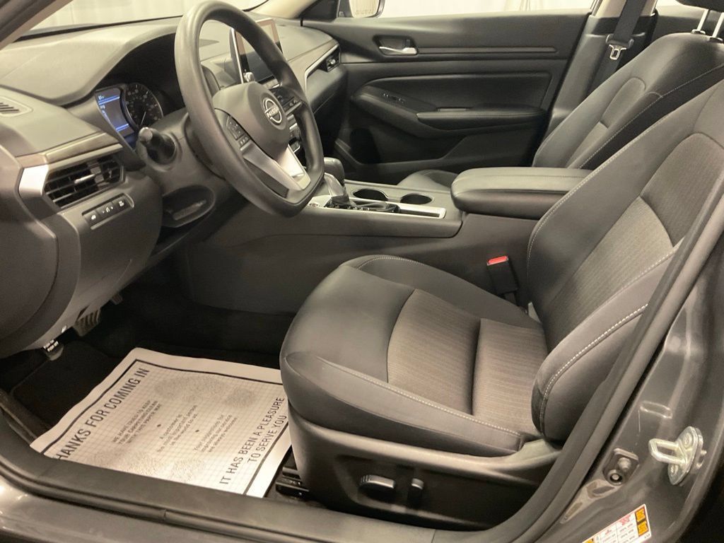 Used 2025 Nissan Altima 2.5 SV FWD image 4