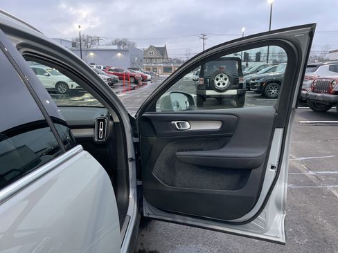 Used 2025 Volvo XC40 B5 Plus image 9