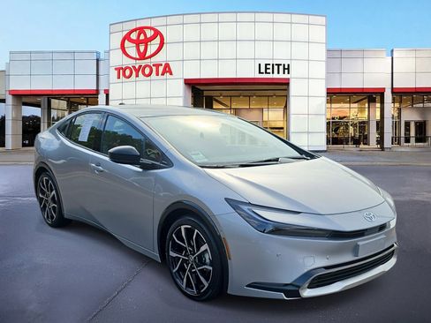 Used 2025 Toyota Prius Plug-In Hybrid image 3