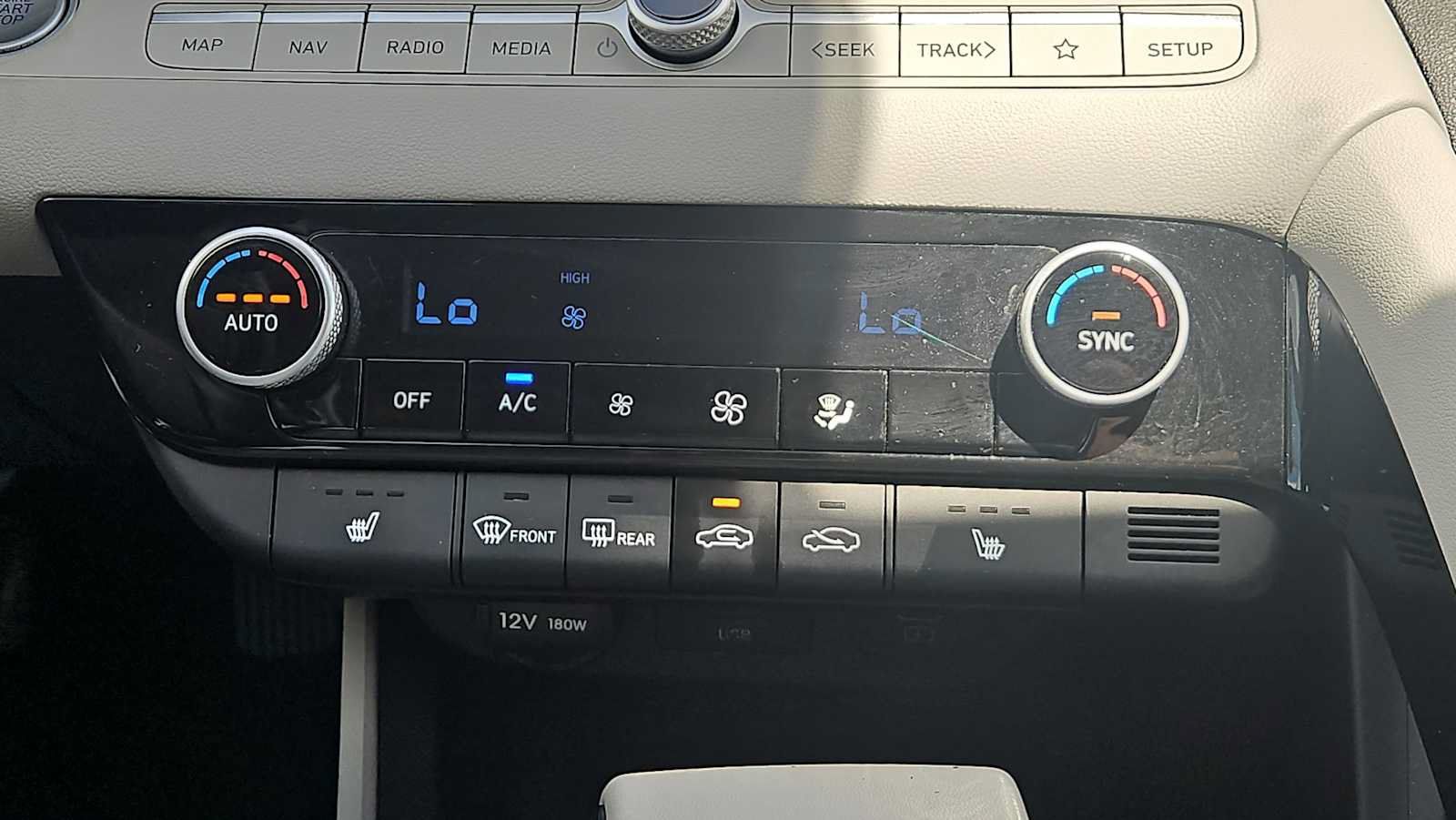 Used 2024 Hyundai Elantra Limited FWD image 17
