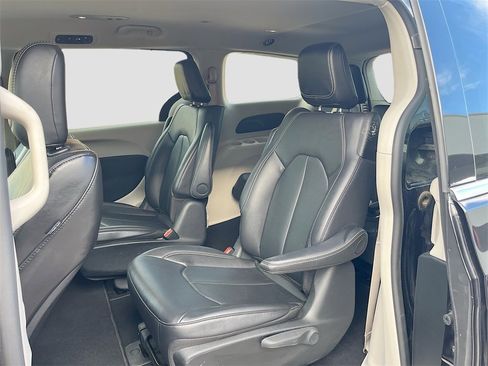 Used 2024 Chrysler Pacifica Select image 25