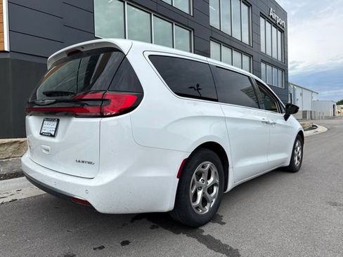 Used 2024 Chrysler Pacifica Limited FWD image 3