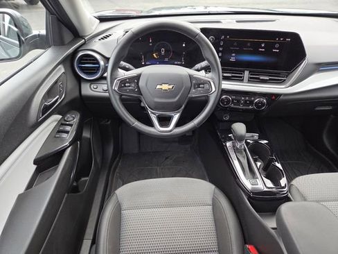 Used 2025 Chevrolet Trax LT w/ Driver Confidence Package FWD image 29