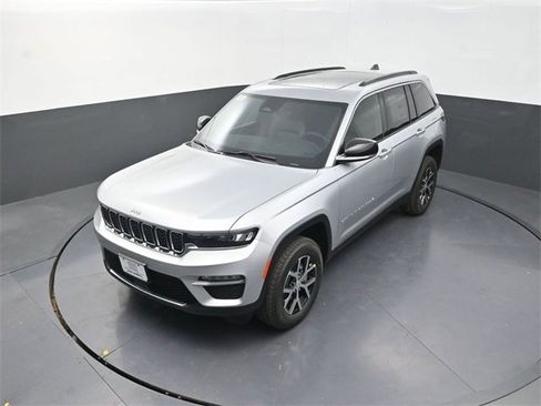 New 2025 Jeep Grand Cherokee Limited image 11