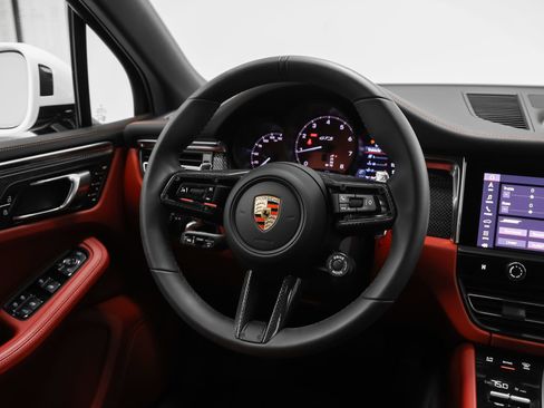Certified 2025 Porsche Macan GTS image 40