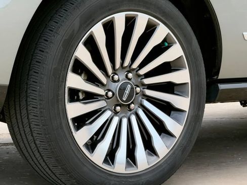 Used 2019 Lincoln Navigator Reserve AWD/4WD image 14