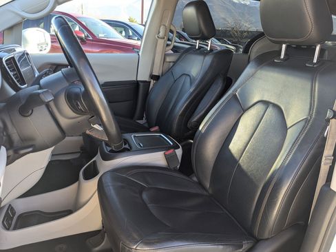 Used 2018 Chrysler Pacifica Touring-L Plus image 29