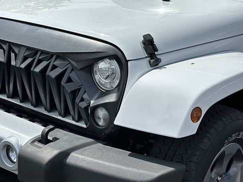 Used 2017 Jeep Wrangler Unlimited Sahara w/ Dual Top Group AWD/4WD image 6