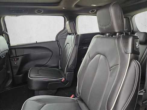 New 2026 Chrysler Pacifica Limited FWD image 17