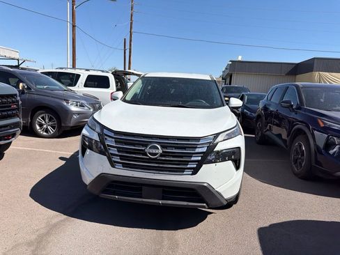Used 2024 Nissan Rogue SV FWD image 4